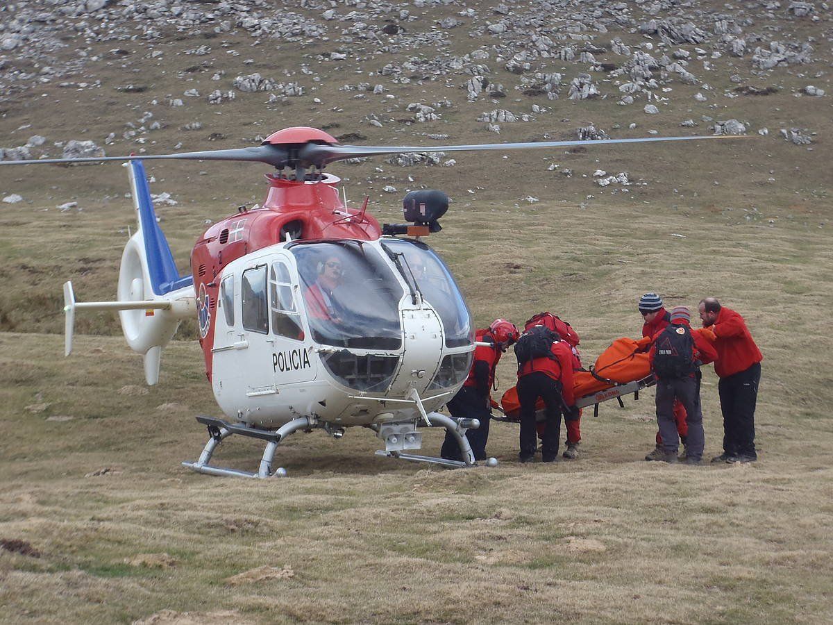 Ertzaintzaren helikoptero bat mendiko erreskate batean. BERRIA