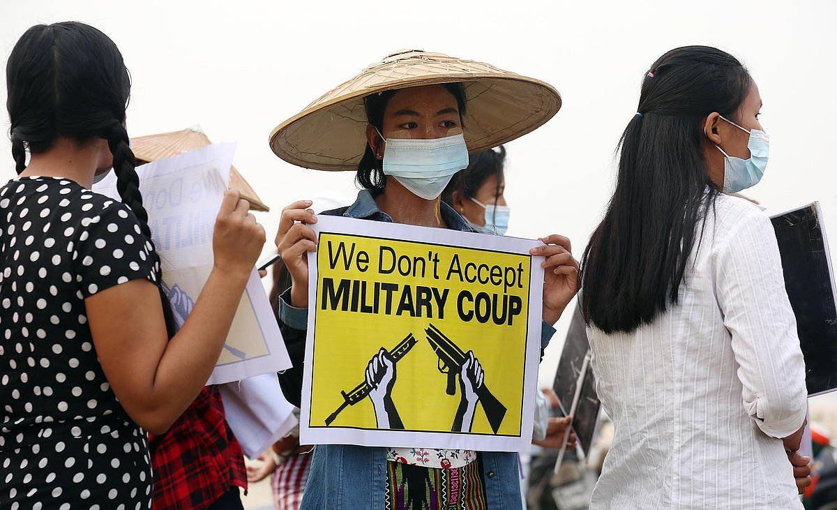 Junta militarraren aurkako manifestari bat estatu kolpearen aurkako kartel bat eusten, Myanmarko Mandalay hirian. EFE