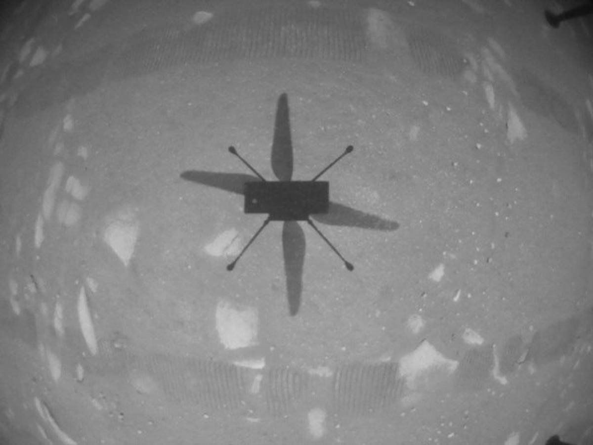 Ingenuity-k bere itzalari eginiko argazkia, Marteko azalean, gaur. NASA/JPL-CALTECH