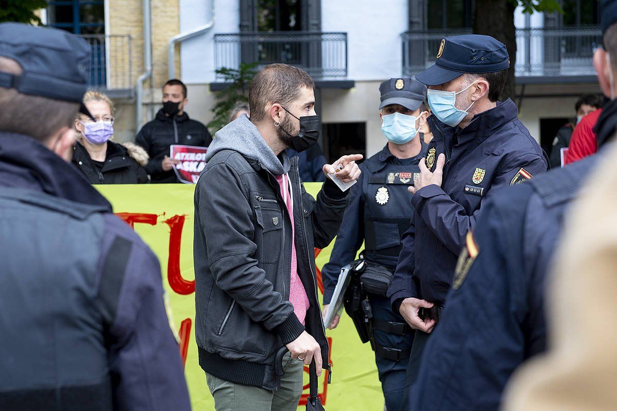 LAB sindikatuak deituta elkarretaratzea egin dute Chinchilla kaleko Polizietxearen aurrean. IñIGO URIZ / FOKU