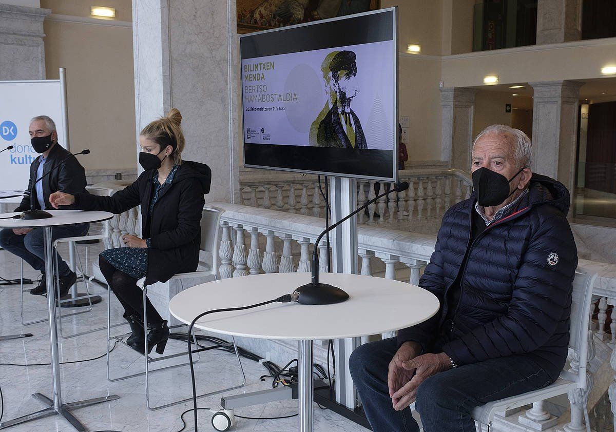 Xabier Euzkitze, Alaia Martin eta Imanol Lazkano bertsolariak, 'Bilintxen Menda' bertso hamabostaldiaren aurkezpenean, Donostian. JON URBE / FOKU