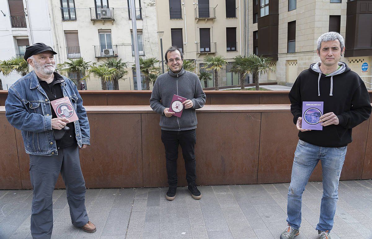 Agus Perez, Jon Gerediaga eta Gaizka Sarasola, bildumako lan berriak eskuetan, Donostian. GORKA RUBIO / FOKU