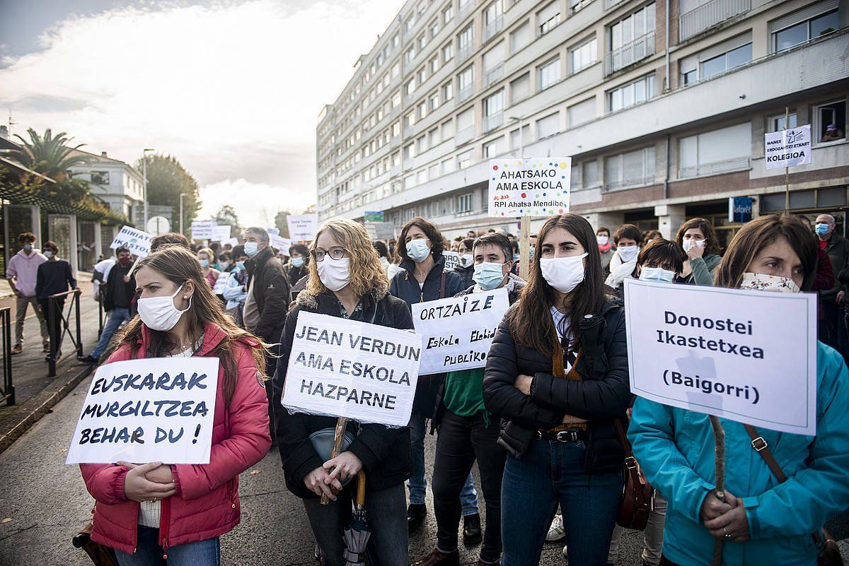 Euskarazko irakaskuntza defendatzeko giza katea, Baionan. GUILLAUME FAUVEAU