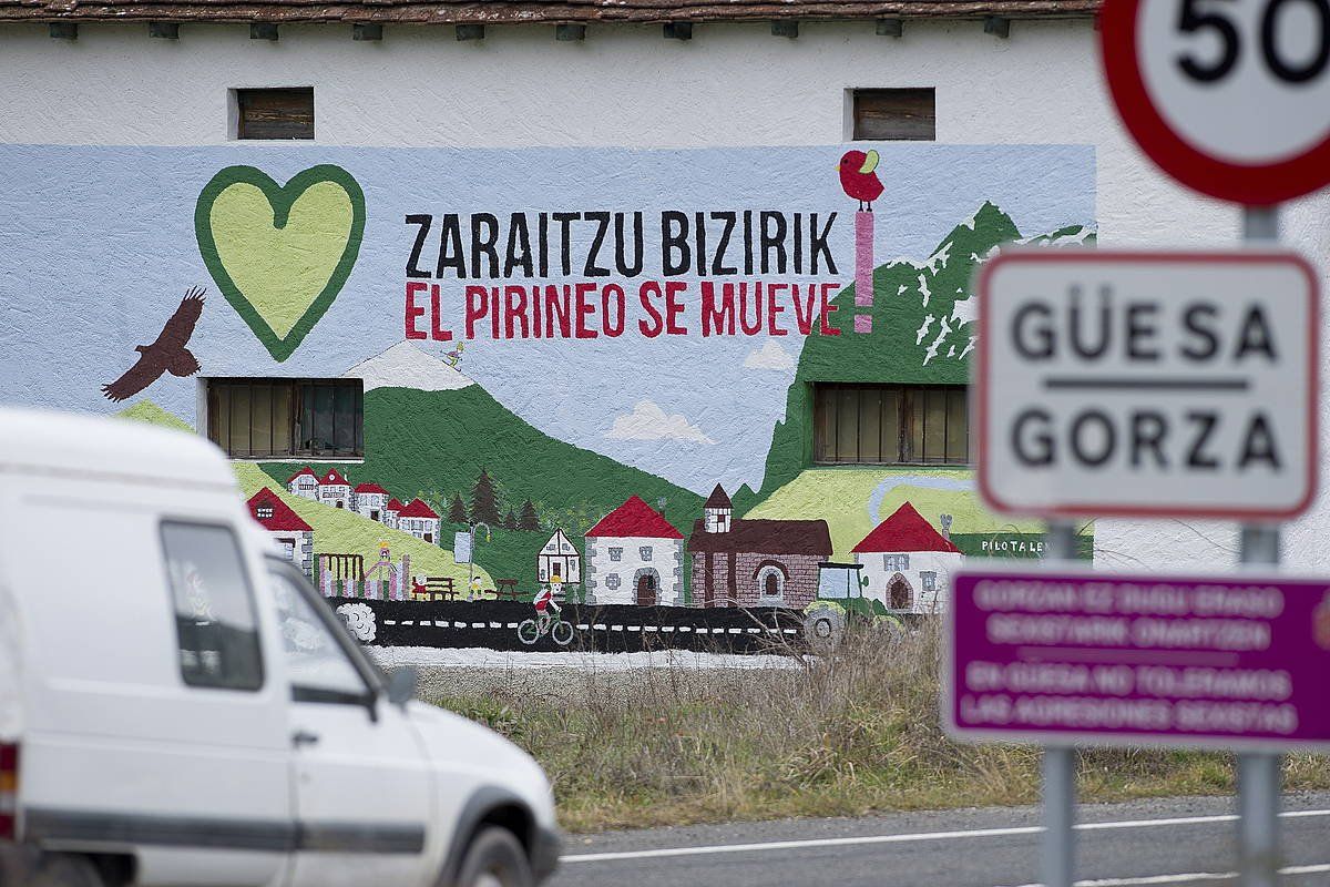 Pirinioetan bizitzearen aldeko horma irudia Gorzan (Zaraitzu), iazko urtarrilean. IñIGO URIZ / FOKU