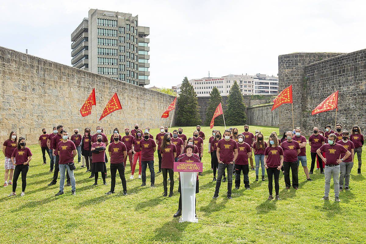 Gizarte mugimenduetan diharduten dozenaka lagunek aurkeztu dute ekinbidea, Iruñeko Ziudadelan. IñIGO URIZ / FOKU