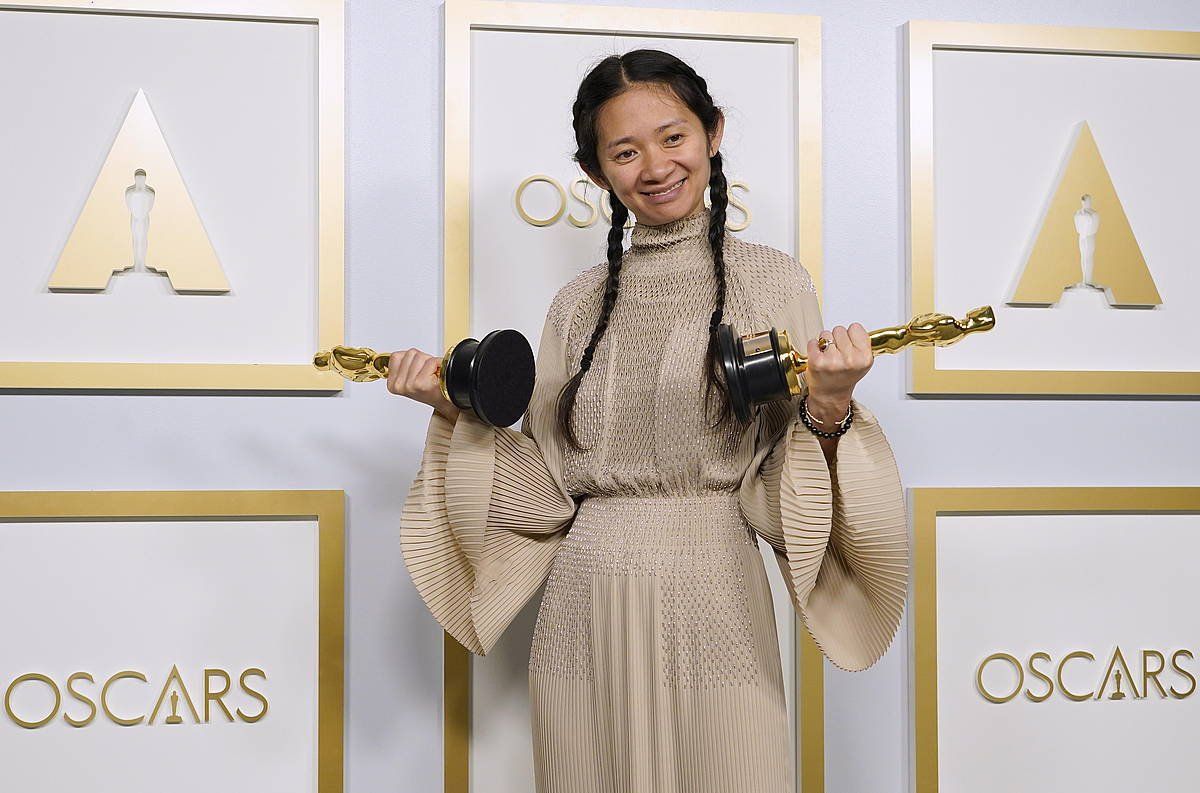 Chloe Zhao, zuzendaririk onenari eta film onenari emaniko Oscar eskuetan, Bart. CHRIS PIZZELLO / POOL / EFE