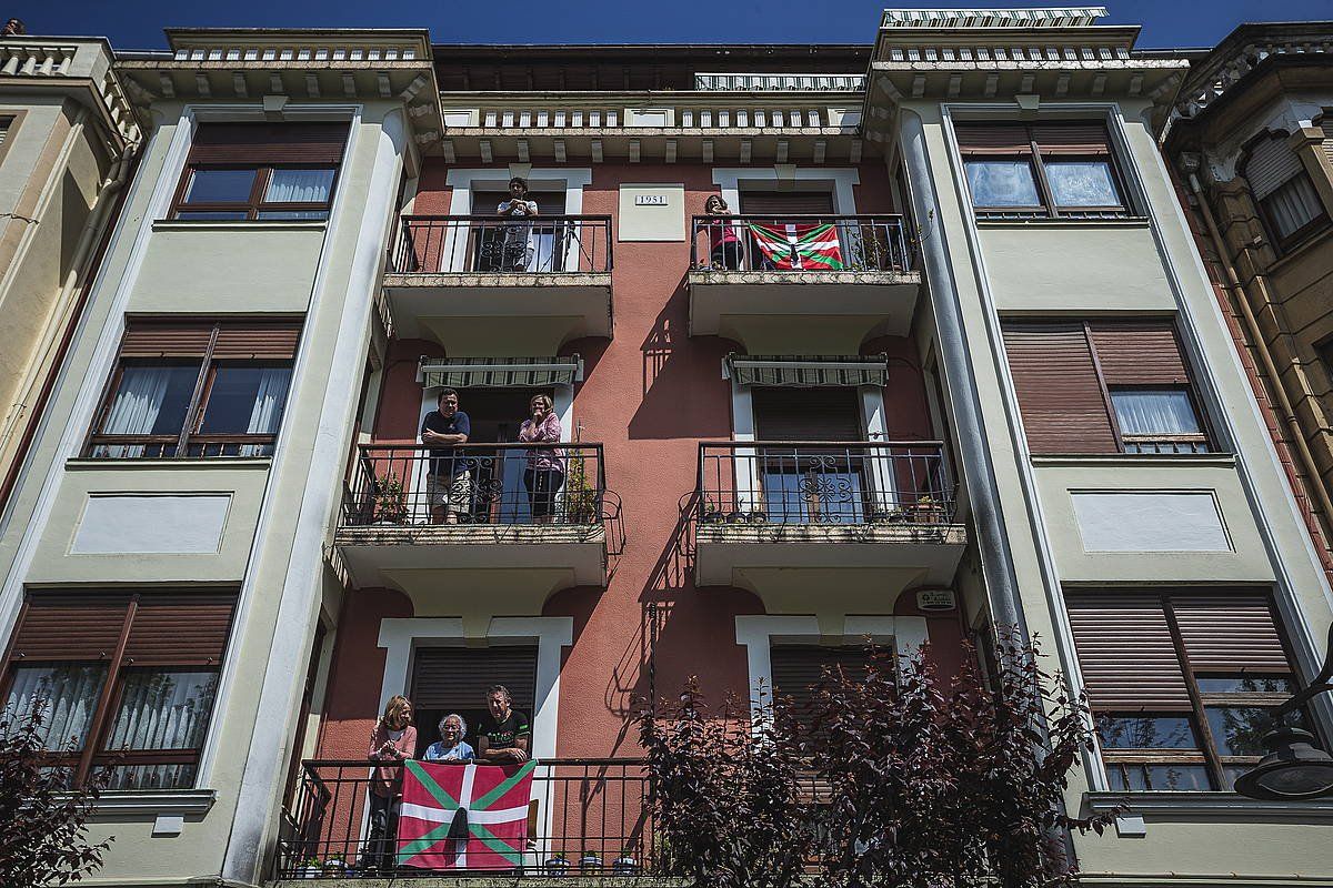 Ikurrinak Gernikako balkoietan, urteurrenaren iazko ekitaldian. ARITZ LOIOLA - FOKU