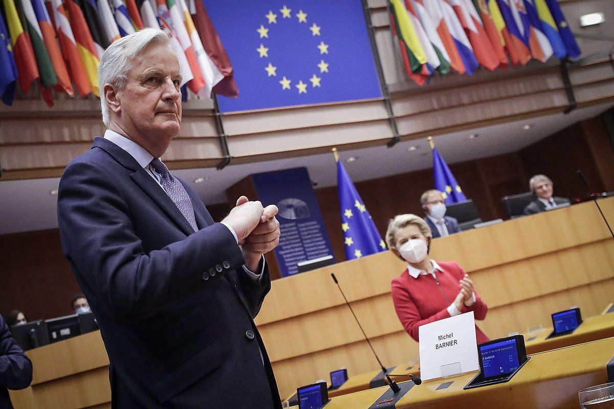 Michel Barnier EBren 'brexit'-aren negoziatzailea, Europako Parlamentuaren txaloak jasotzen, gaur. OLIVIER HOSLET / EFE