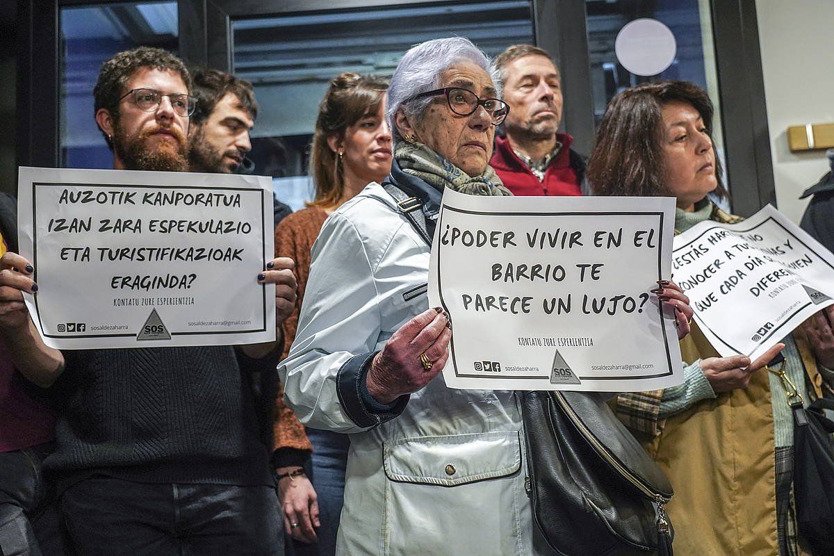 SOS Alde Zaharra taldeak pisu turistikoek auzoan eragiten duen kaltea azaltzeko ekitaldi bat, iazko otsailean. MARISOL RAMIREZ / FOKU SOS Alde Zaharra taldeak pisu turistikoek auzoan eragiten duen kaltea azaltzeko ekitaldi bat, iazko otsailean. MARISOL RAMIREZ / FOKU