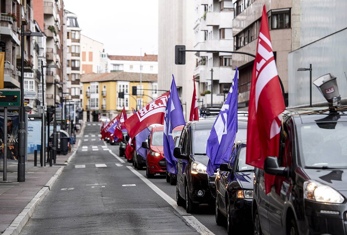 Sindikatuen auto karabana bat, Maiatzaren Lehenerako protestetara deitzeko. RAUL BOGAJO (FOKU)