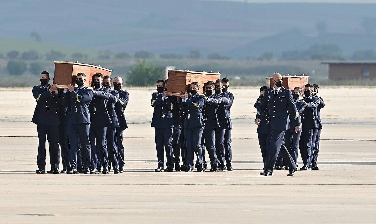 Espainiako militarrak hildakoen zerraldoak eramaten, gaur goizean, Madrilen. FERNANDO VILLAR / EFE