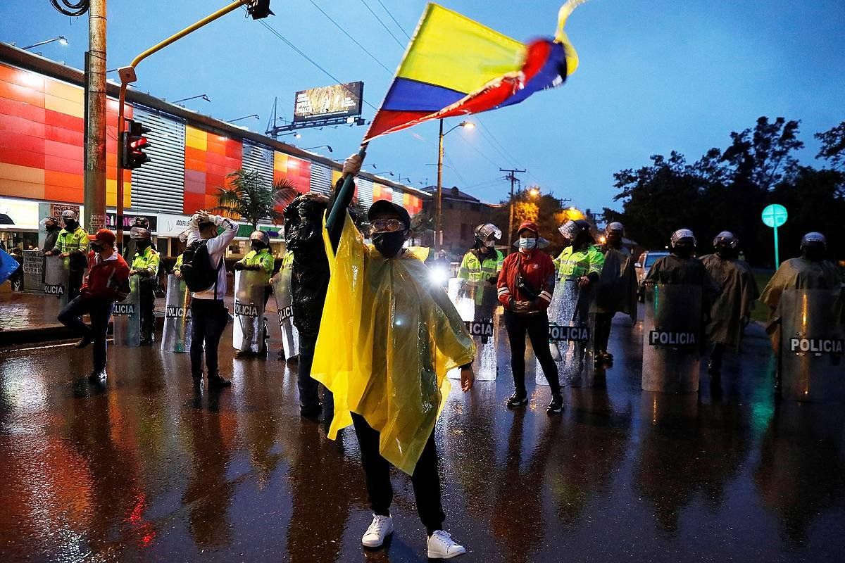 Manifestariak, gaur, Ivan Duque presidentearen auzora iristen. CARLOS ORTEGA / EFE