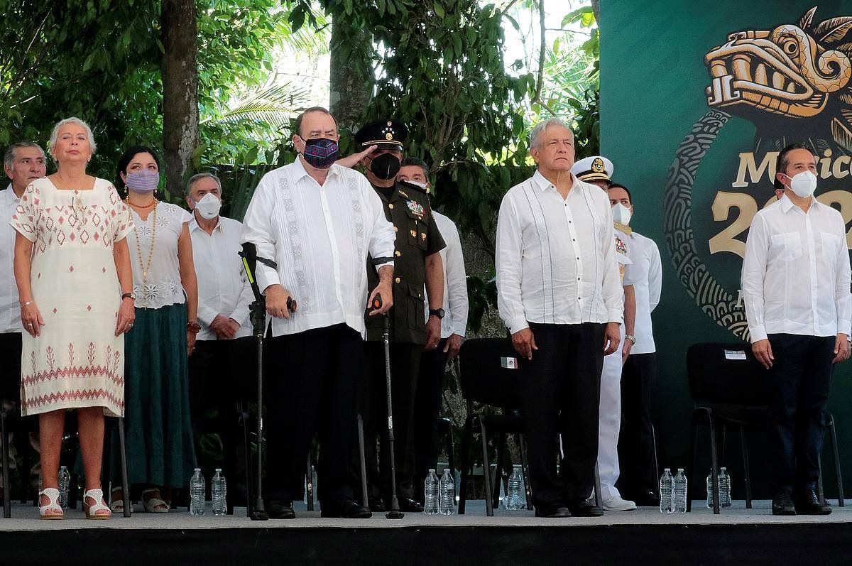 Mexkoko eta Guatemalako presidenteak, Gobernazio ministroarekin eta Quintana Rooko gobernadorearekin, atzo. EFE