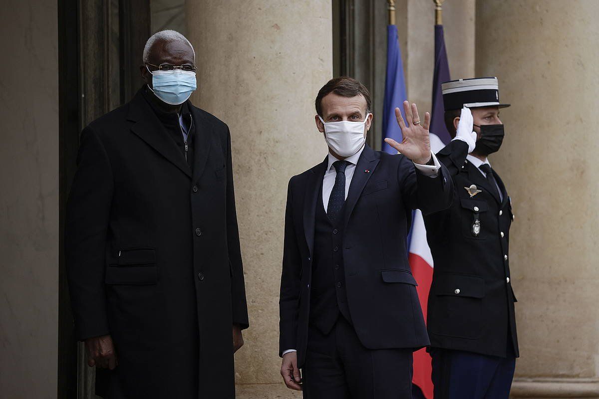 Maliko behin-behineko presidente Bah Ndaw eta Frantziako estatuburu Emmanuel Macron, Parisen, joan den urtarrilean. YOAN VALAT, EFE