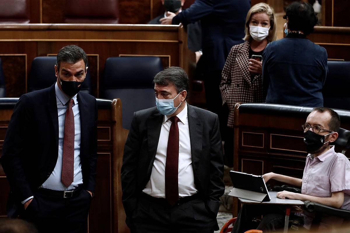 Pedro Sanchez eta Aitor Esteban hizketan Espainako Kongresuan, iazko abenduan. MARISCAL / EFE