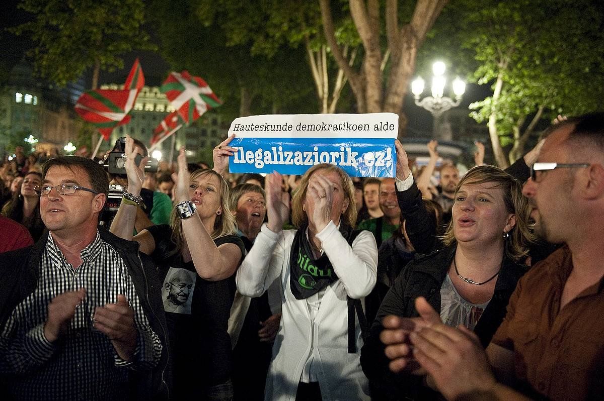 Bildu legeztatzearen aldeko eserialdia Bilboko Areatzan, gaur duela hamar urte. JON HERNAEZ / FOKU