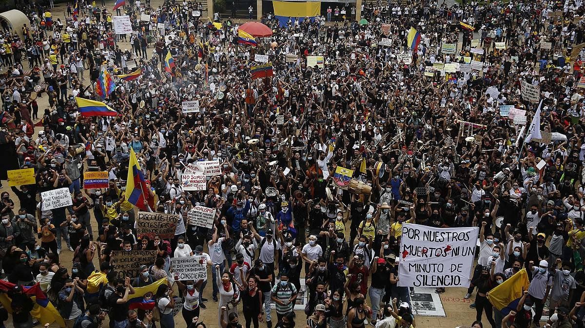 Gobernuaren aurkako manifestariak, atzo, Medellinen. LUIS EDUARDO NORIEGA A. / EFE