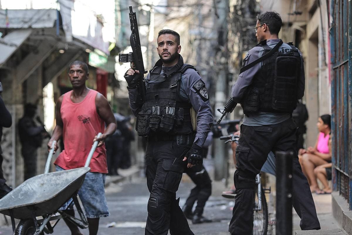 Polizia Rio de Janeiroko Jacarezinho txabola-auzoan, atzo. ANDRE COELHO, EFE