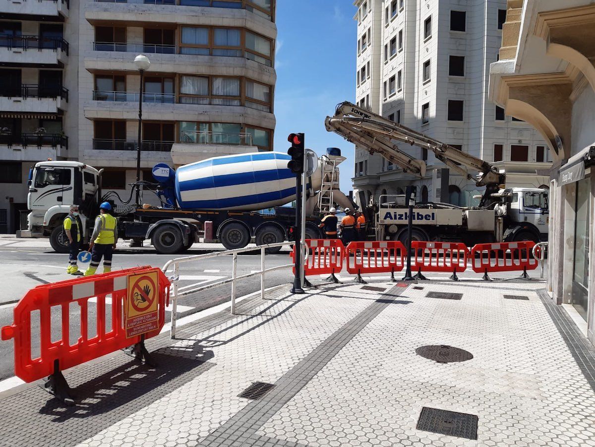 Langileak, gaur eguerdian zuloa agertu den inguruan. EH BILDU DONOSTIA