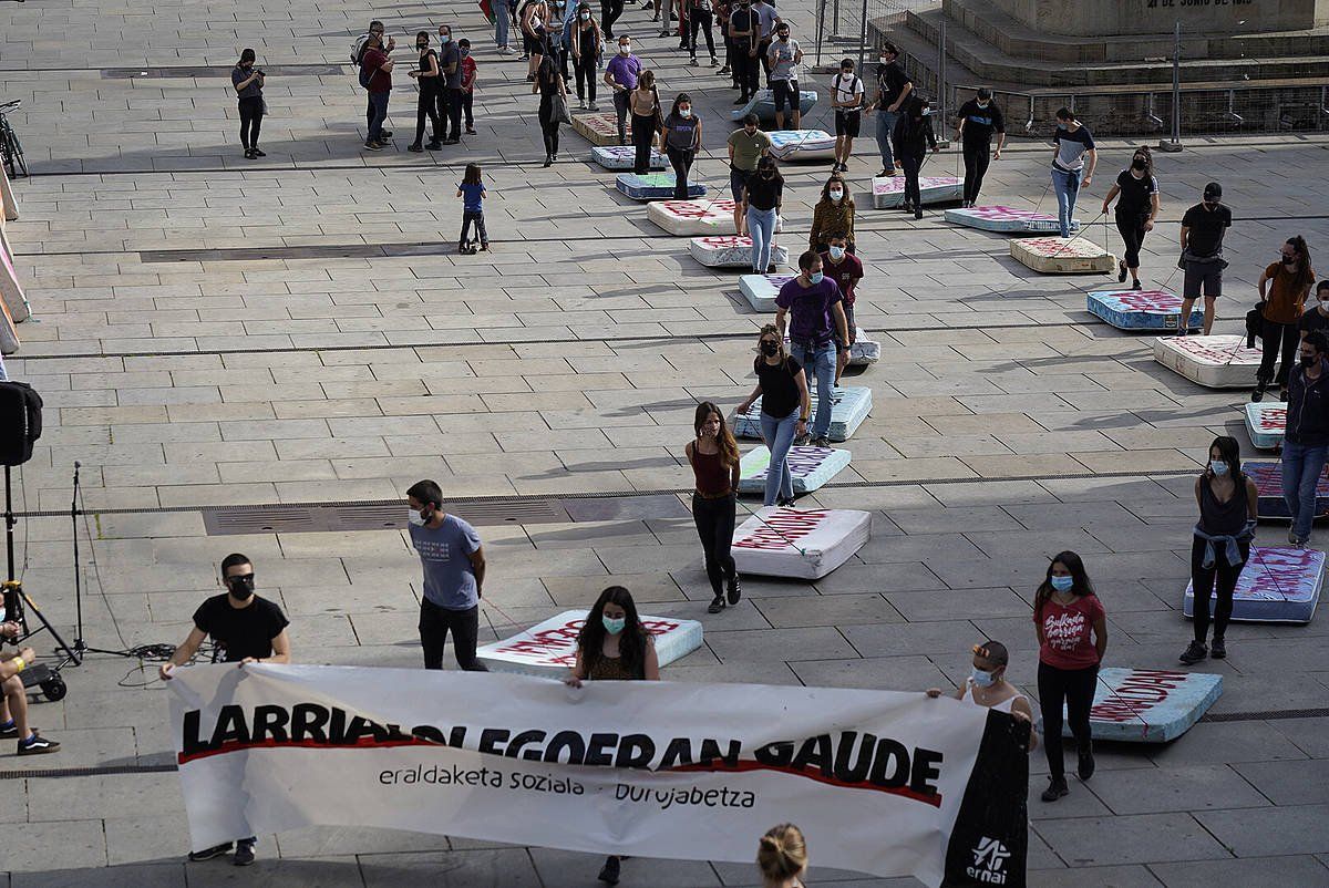 Ernaik deitutako manifestazioa, gaur, Gasteizen. RAUL BOGAJO / FOKU