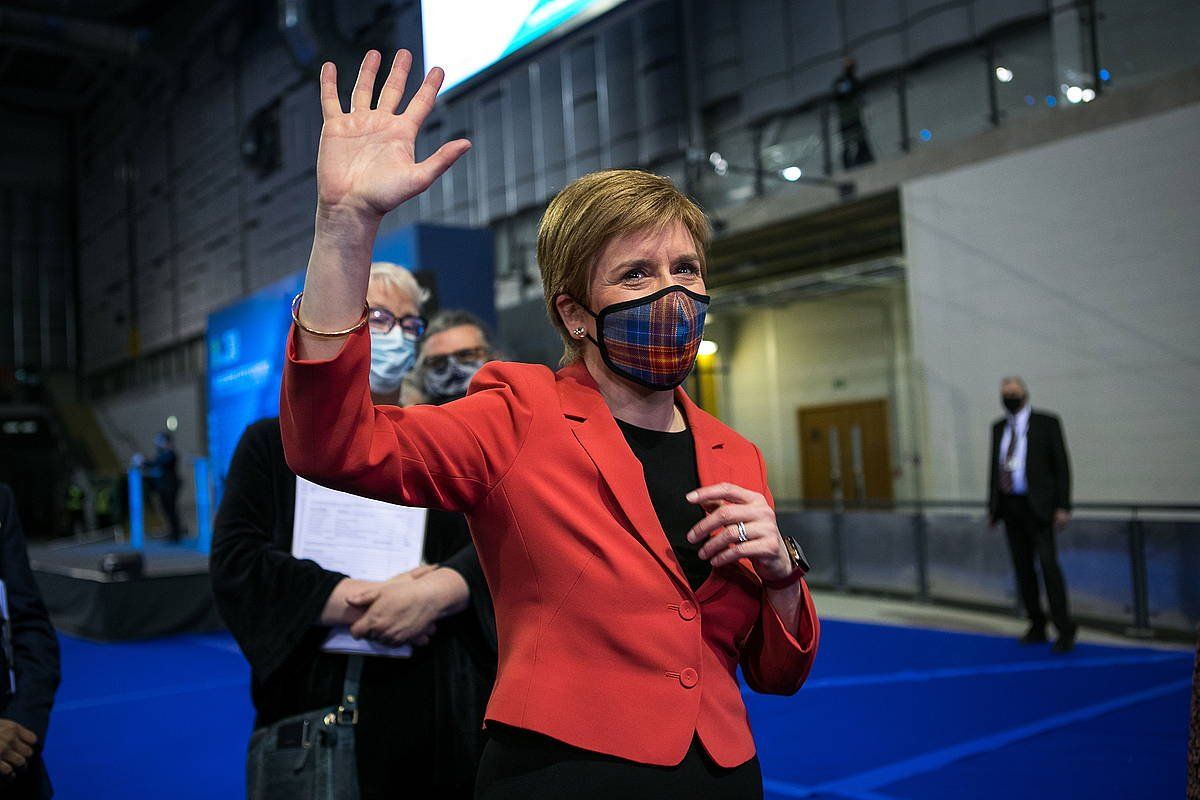 Nicola Sturgeon Eskoziako lehen ministroa, atzoko lehen emaitzak ospatzen, Glasgown. EFE