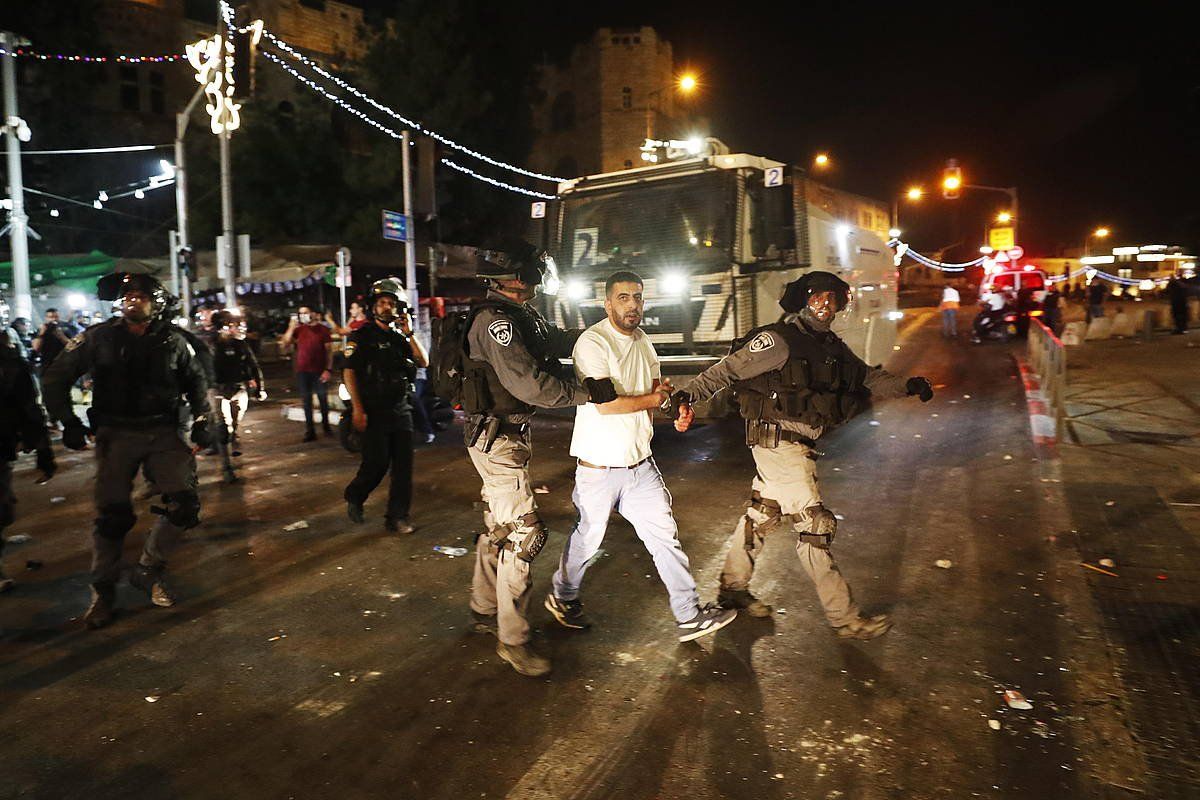 Iraelgo Polizia gazte palestinar bat atxilotzen, atzo iluntzean. ATEF SAFADI, EFE