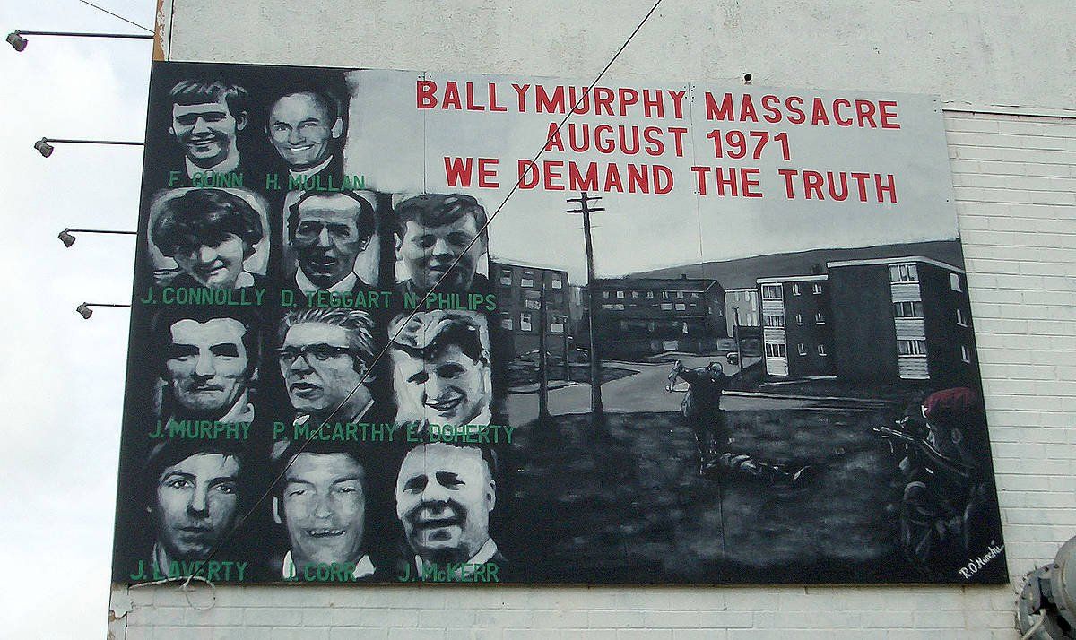 Ballymurphyn izandako sarraskia gogoratzen duen murala, Belfasten, artxiboko irudi batean. BERRIA