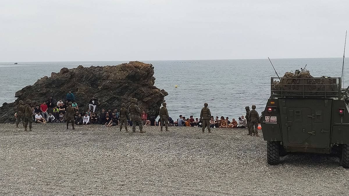 Espainiako militarrak Ceutan, Marokotik heldutako migratzaileak zaintzen. REDUAN, EFE