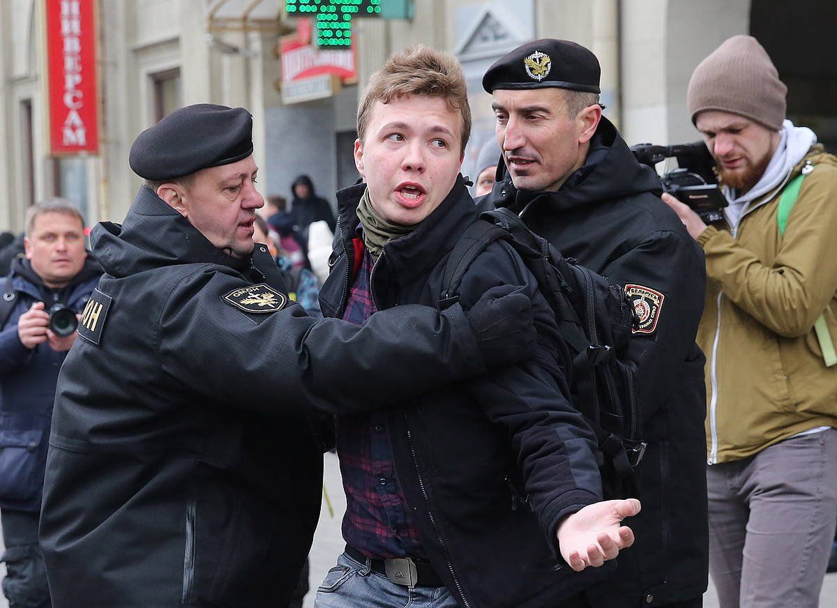 Bielorrusiako Polizia Protasevitx atxilotzen, 2017ko martxoan. STRINGER / EFE