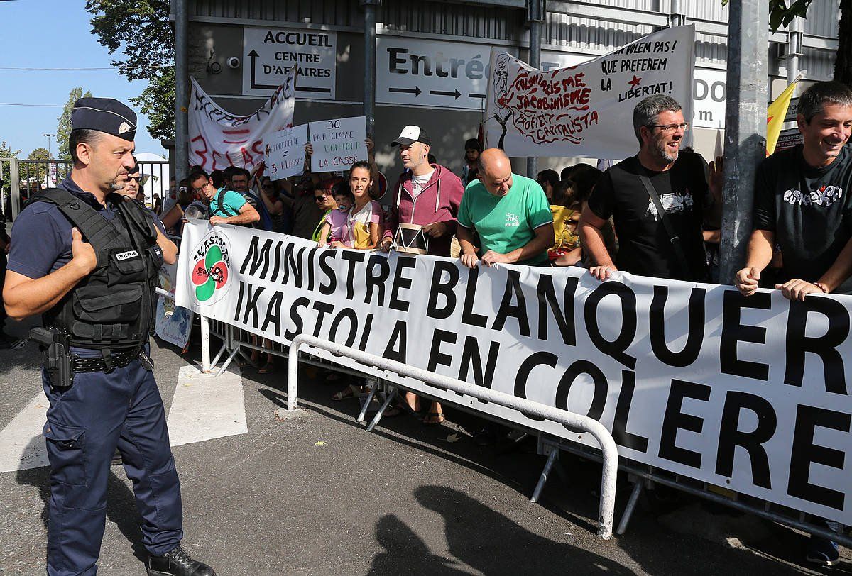 Jean Michel Blanquer Frantziako Hezkuntza ministroaren kontra Seaskako kideek antolatutako protesta, 2018an. BOB EDME