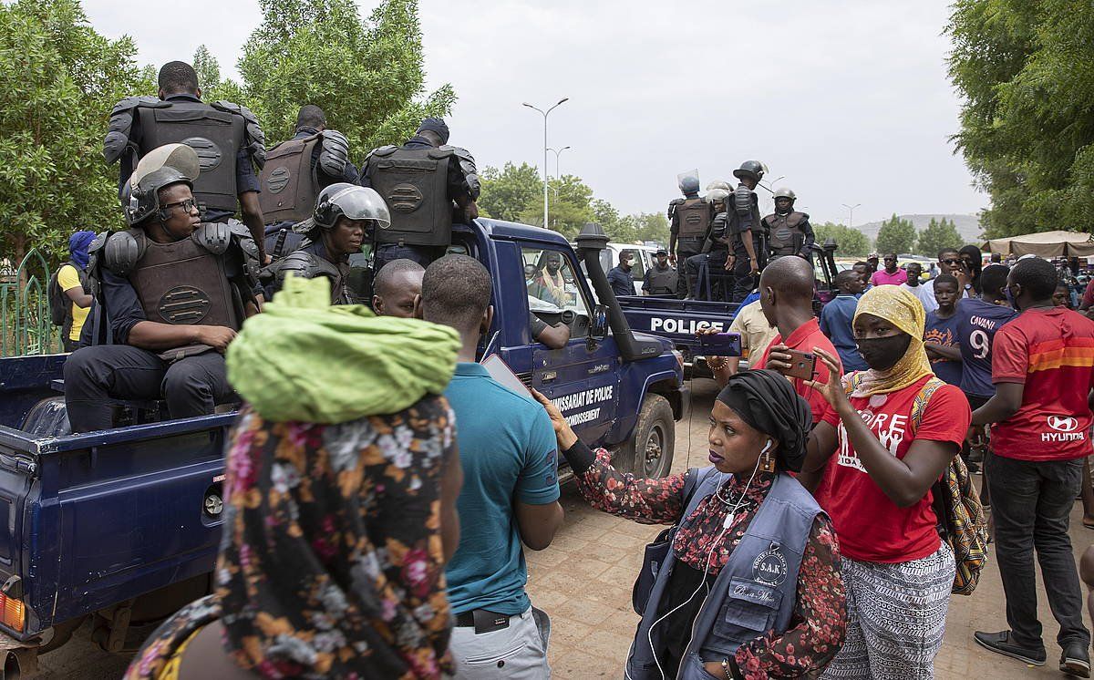 Herritar talde bat Bamako hiriburuan, gaur, kargugabetzeen aurka protesta egiten. HADAMA DIAKITE / EFE