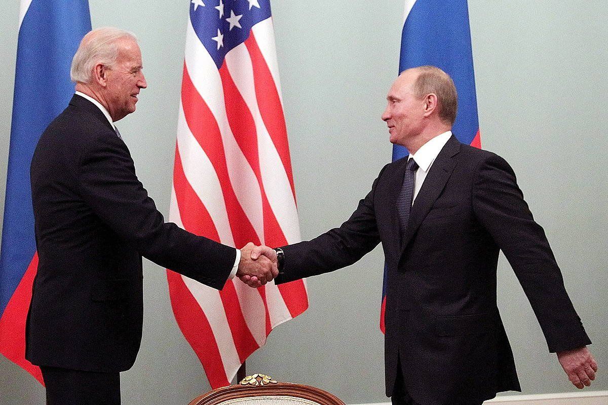Putin eta Biden elkarri eskua ematen, Biden presidenteorde zela, 2011. urtean. EFE