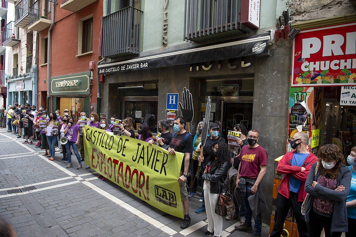 LABek gaur egindako elkarretaratzea Castillo de Javier taberna eta hotelaren parean. IñIGO URIZ / FOKU