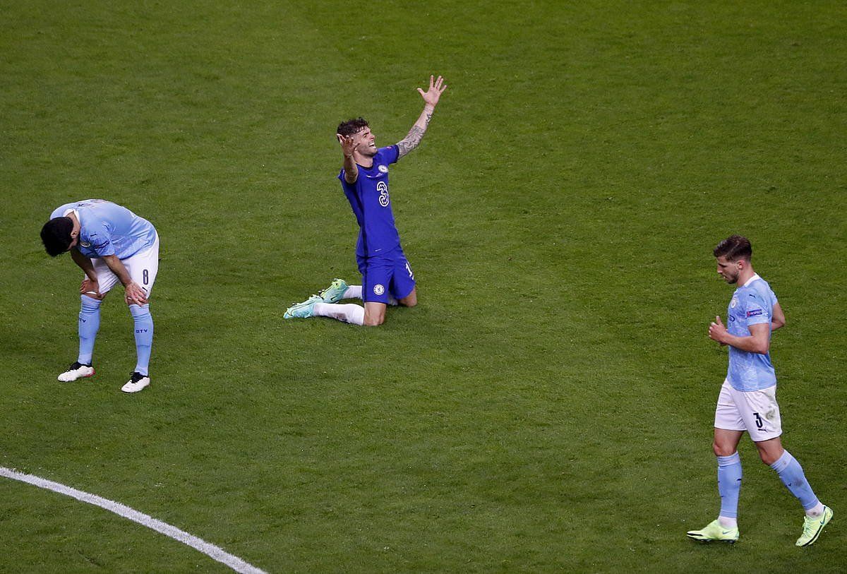 Chelseako jokalariak, garaipena ospatzen. Urdinak bigarren aldiz dira txapeldun. SUSAN VERA / EFE.