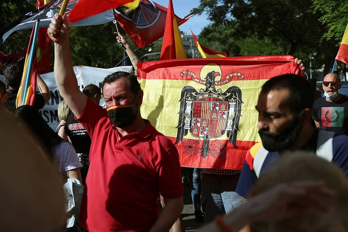 Bandera frankista Madrilen maiatzean Marokoko enbaxadaren aurrean eginiko elkarretaratzean. RODRIGO JIMENEZ / EFE