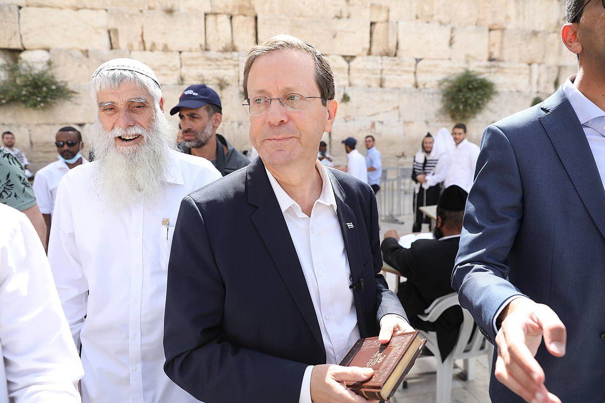 Isaac Herzog, Jerusalemgo Erosten Harresian, atzo. ABIR SULTAN / EFE