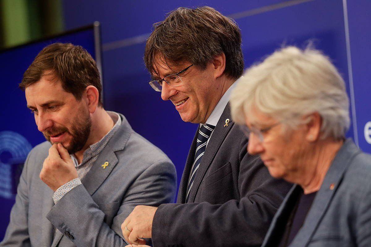 Toni Comin, Carles Puigdemont eta Clara Ponsati, gaur, Europako Parlamentuan. STEPHANIE LECOCQ / EFE