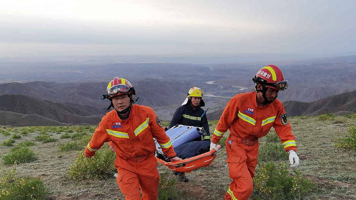 Salbamendu taldeak, maiatzaren 23an, Gansuko ultramaratoian parte hartu zuten kirolarien erreskate lanetan parte hartzen. 21 korrikalari hil ziren.