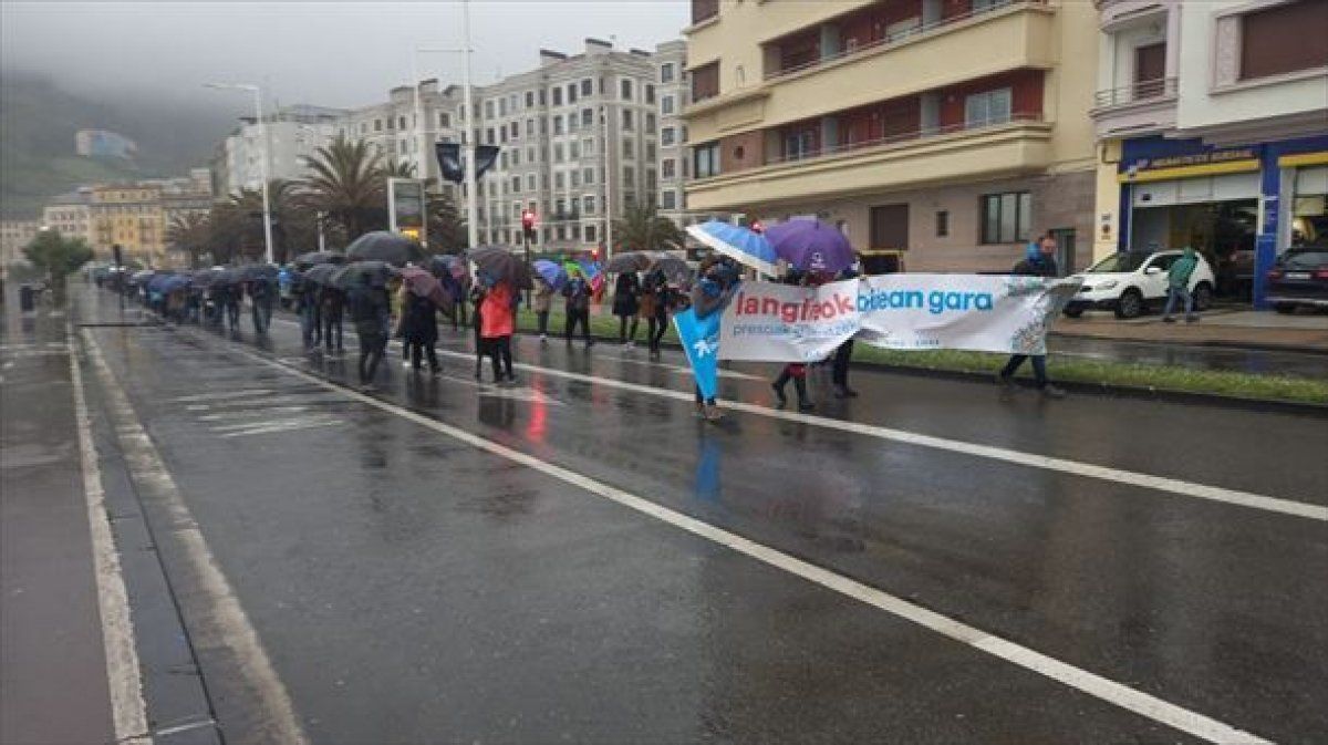 Sindikatuek eta Sarek deituriko manifestazioa, Donostiako Zurriola pasealekuan. SARE HERRITARRA