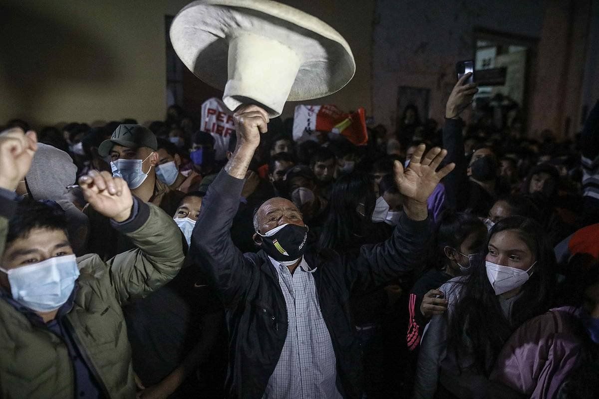 Castillo sindikalistaren jarraitzaileak zenbaketa azkarraren emaitzak ospatzen, atzo, Tacabamban. STRINGER / EFE