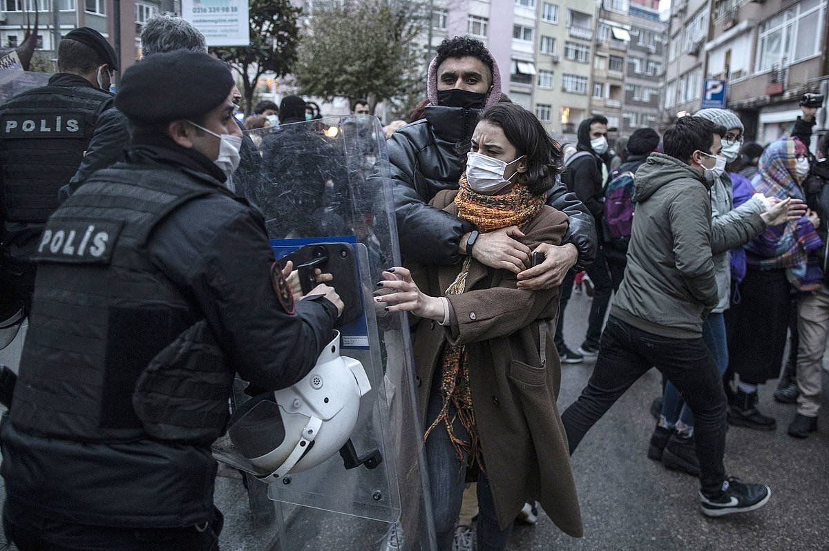 Martxoan erabakiaren aurka Istanbulen eginiko protestaren une bat. ERDEM SAHIN / EFE