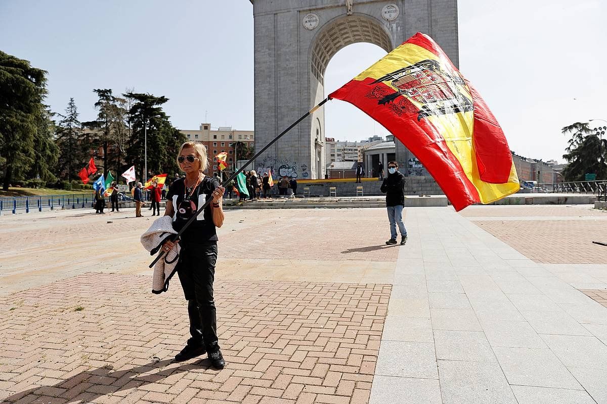 Emakume bat bandera frankistarekin, Madrilen martxoan eginiko ekitaldi batean. ZIPI / EFE