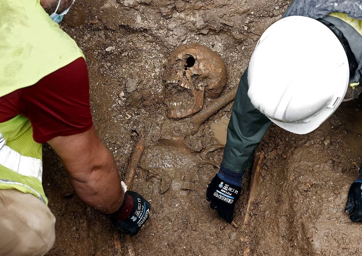 San Nikolas elizatik gertu aurkitu duten eskeletoaren zati bat. EFE
