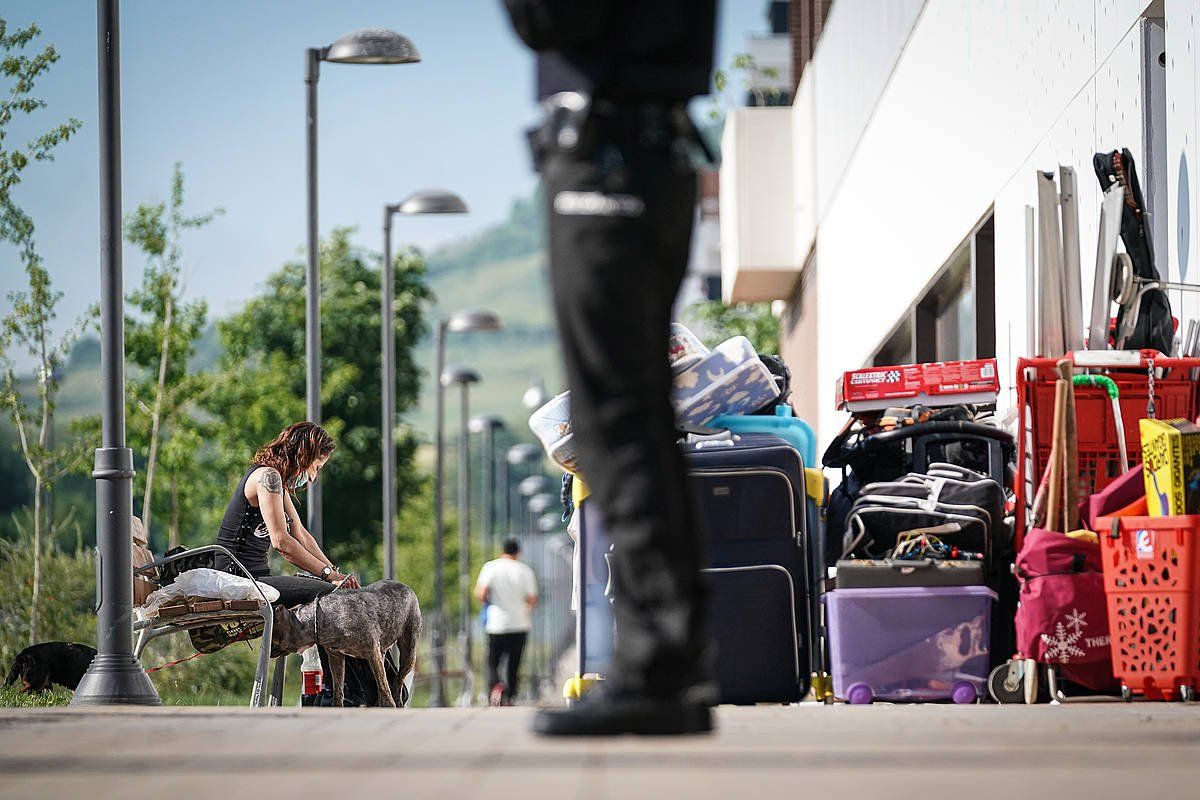 Irudian, kaleratu duten emakume bat, etxetik atera ahal izan dituen gauzen ondoan. ENDIKA PORTILLO/FOKU