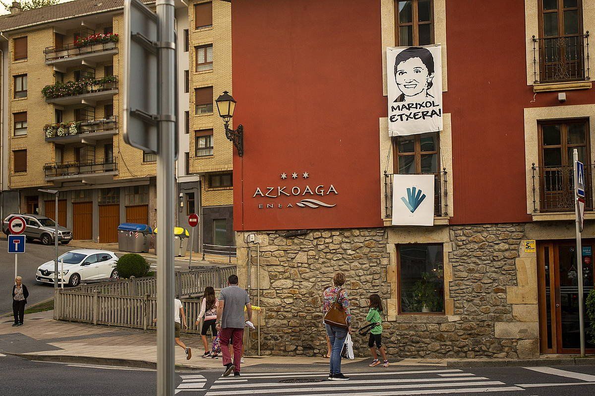 Marixol Iparragirre euskal presoaren aldeko kartel bat, bere jaioterrian. JAIZKI FONTANEDA / FOKU