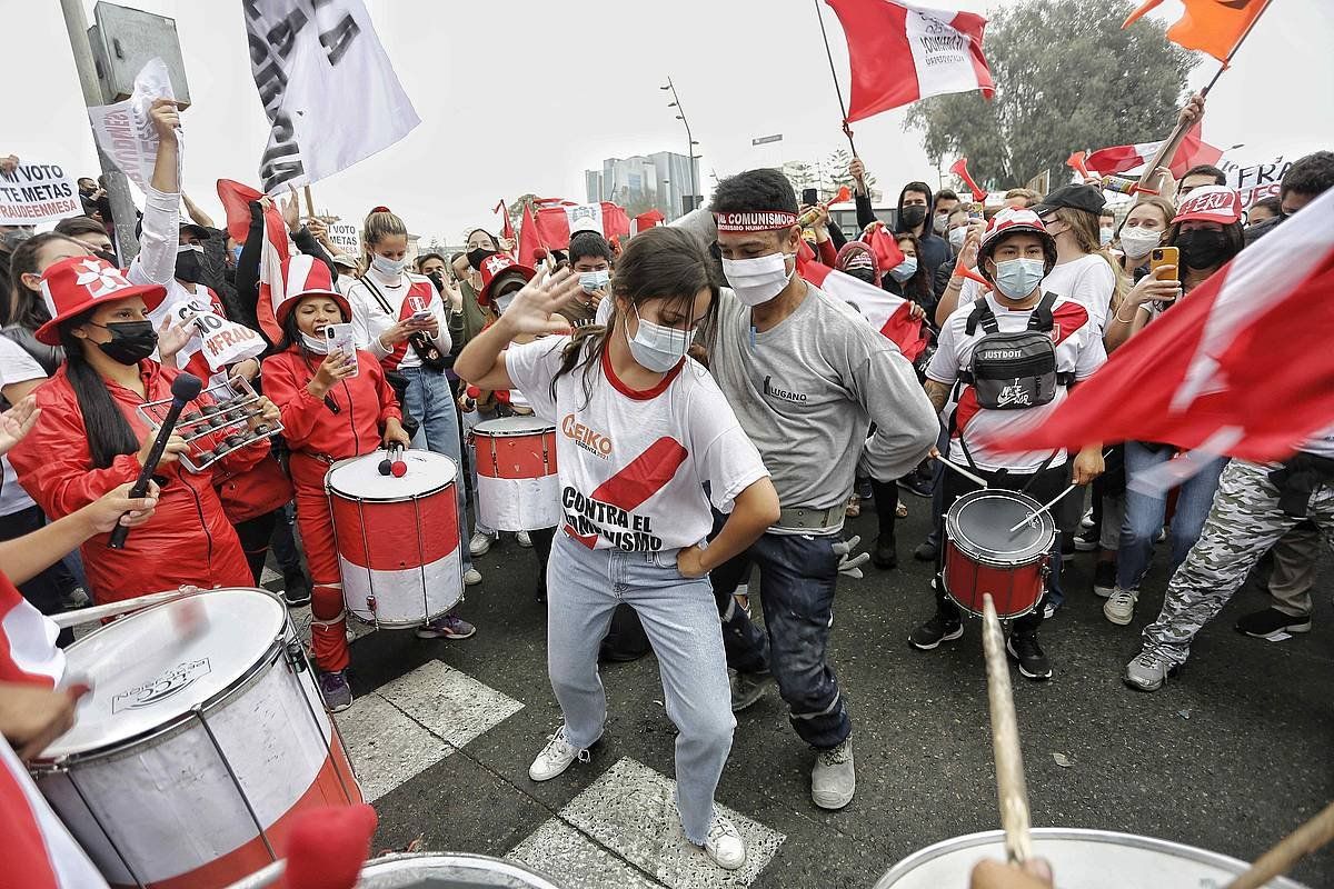 Fujimoriren jarraitzaileak, hauteskunde batzordearen bulegoen aurrean, protesta egiten, atzo, Liman. ATONIO MELGAREJO / EFE