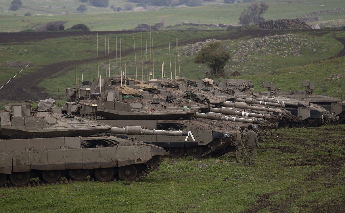 Israelgo Armadaren tankeak Golango gainetan, Israelek Sirian okupatutako eremuan. ATEF SAFADI / EFE