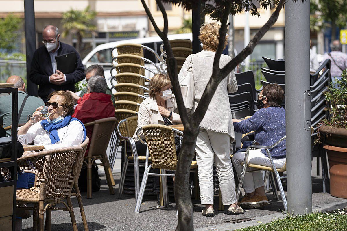 Irungo taberna bateko terraza, alarma egoera kendu ostean. JAGOBA MANTEROLA / FOKU