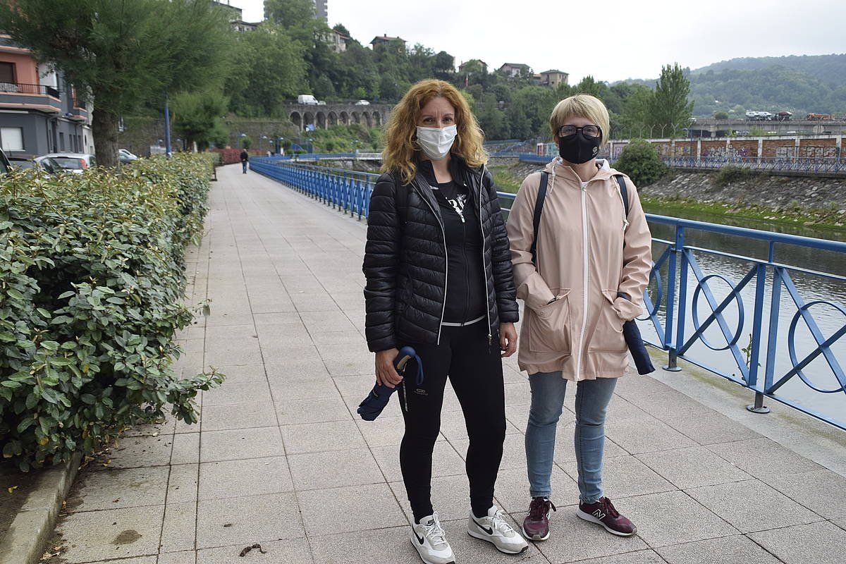 Idoia Mujika eta Begoña Etxeberria, Euskal Herriko COVID Iraunkorra elkarteko kideak, pasa den astean, Errenterian. IKERNE ZARATE - GIPUZKOAKO HITZA