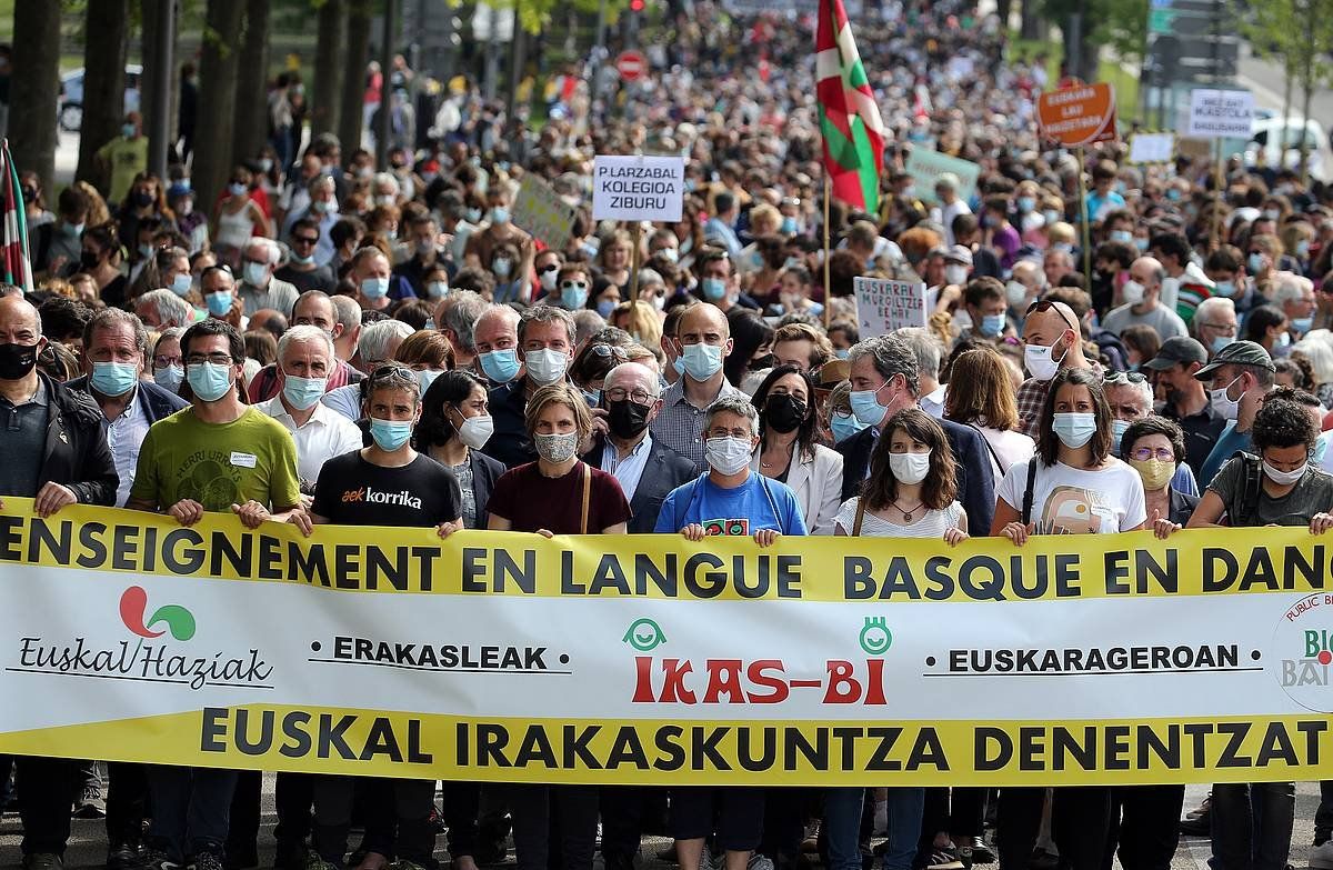 Konstituzio Kontseluaren ebazpena salatzeko protesta egin zuten Baionan, maiatzaren 29an. BOB EDME